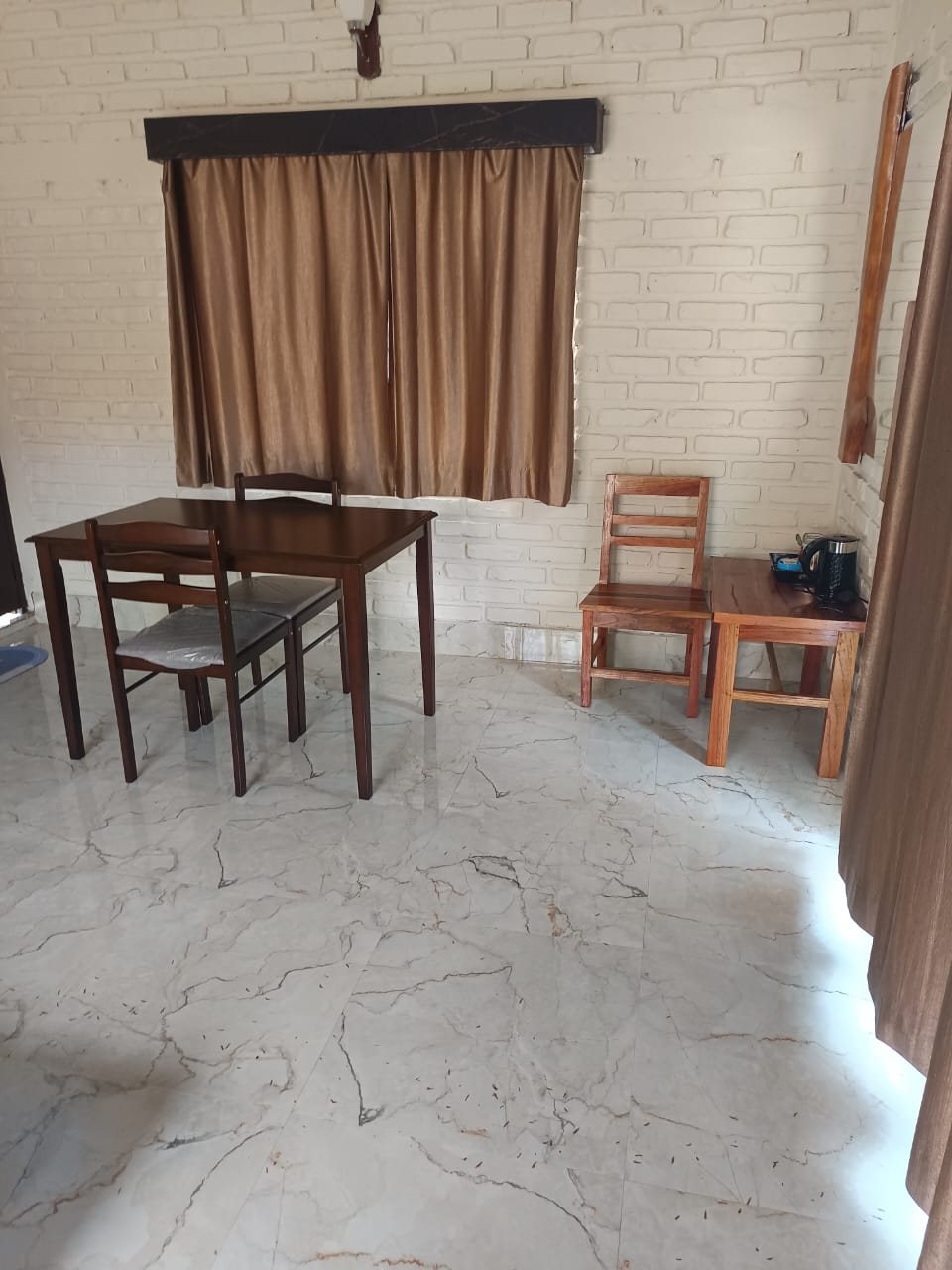 Cabin dining area at Da-Wan-Ki